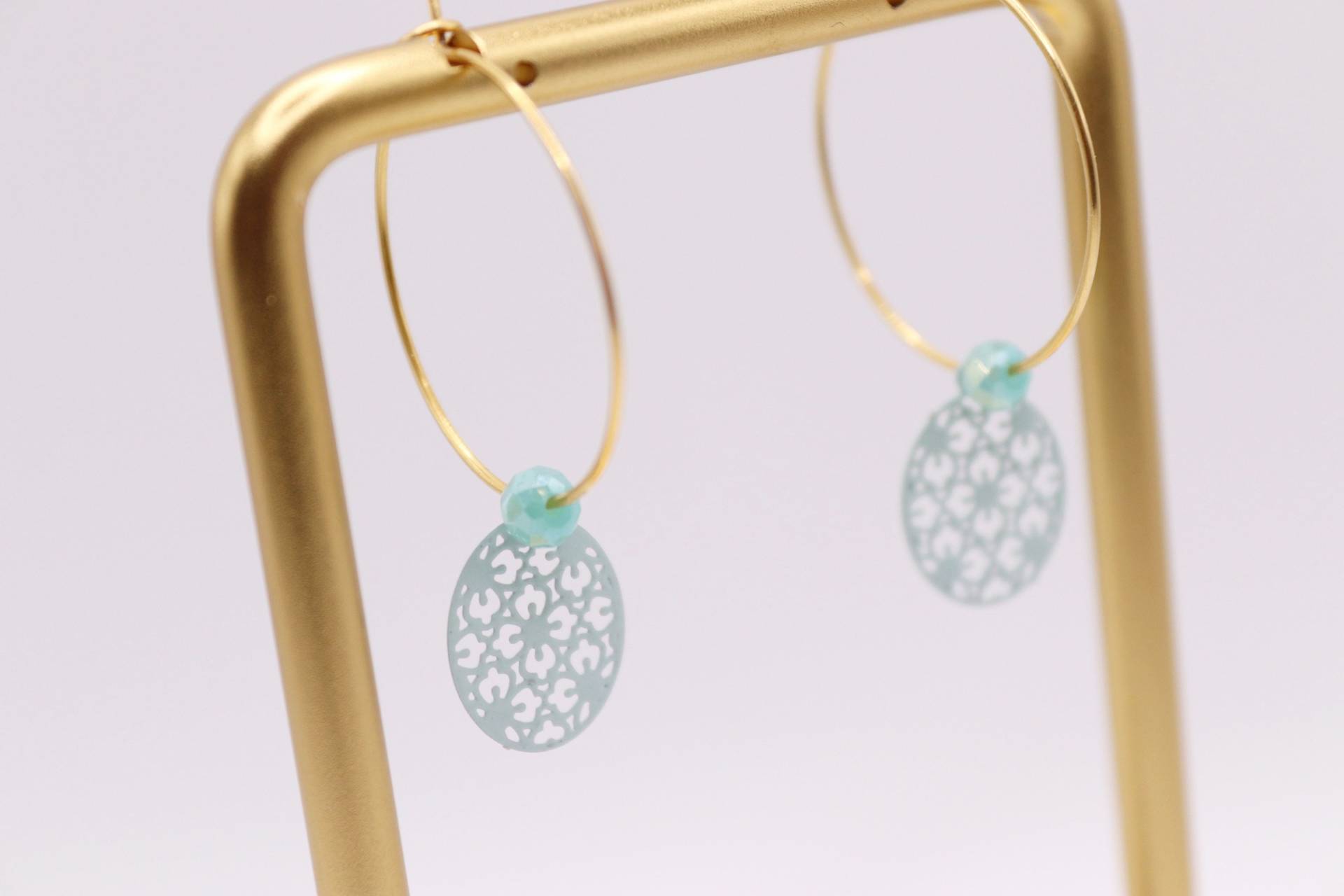 Goldfarbene Creolen | 25 Mm Mit Facettiertem Perlchen Und Mandala von schmuecklichShop