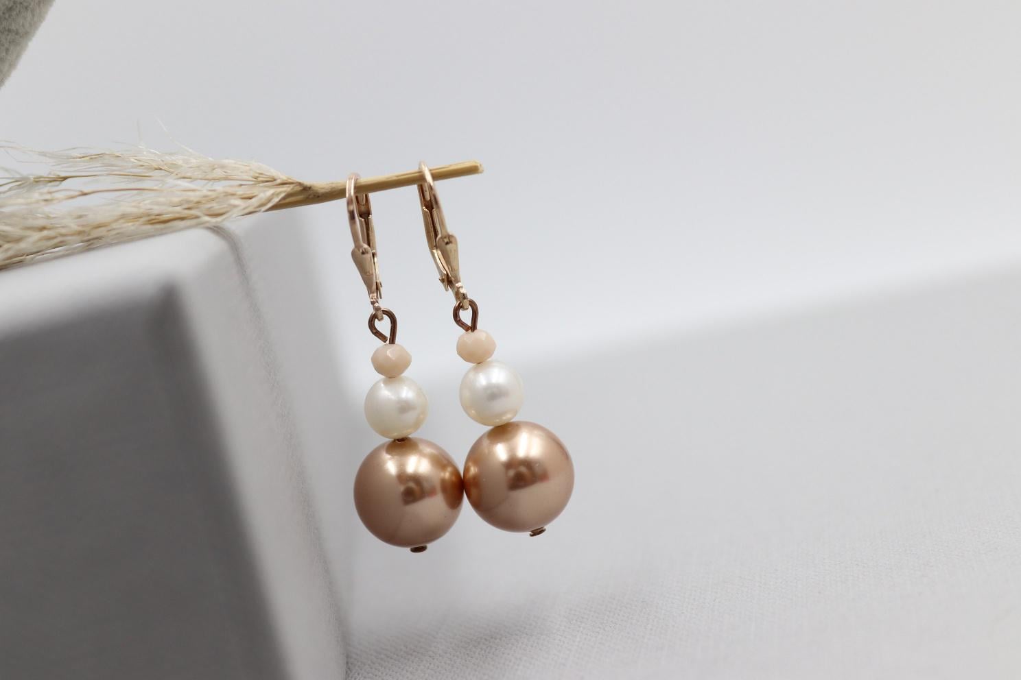 Hängeohrringe Aus Einer Swarovski®Crystal Pearl, Süßwasserperle Und Glasperlchen von schmuecklichShop