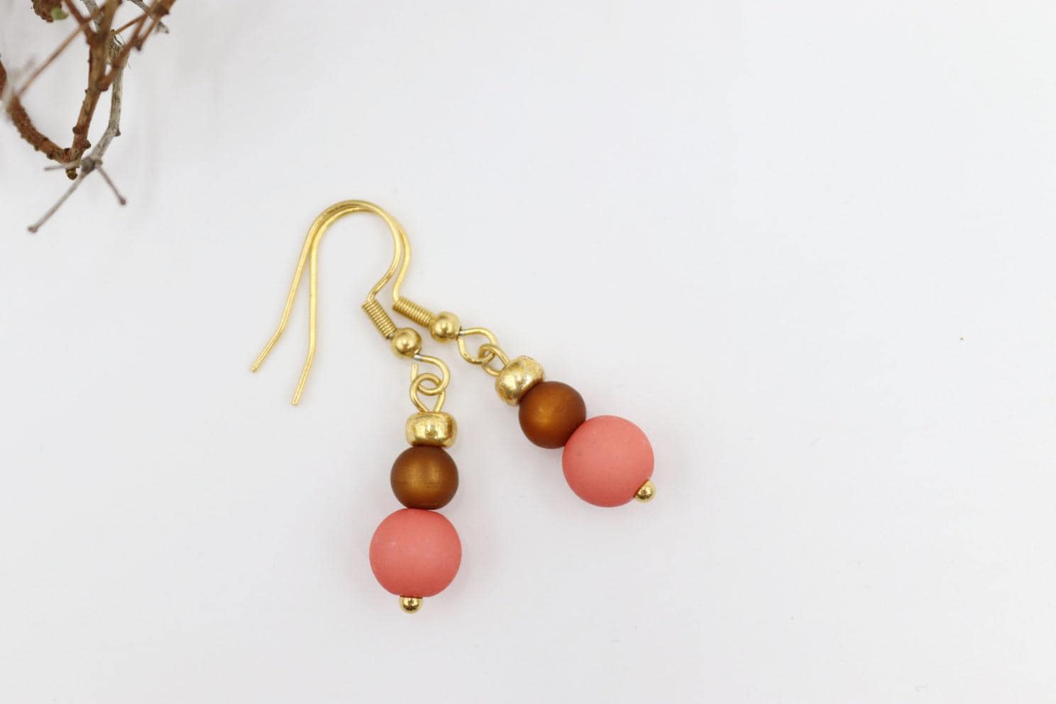 Herbstliche Hängeohrringe in Braun, Gold Und Rot von schmuecklichShop