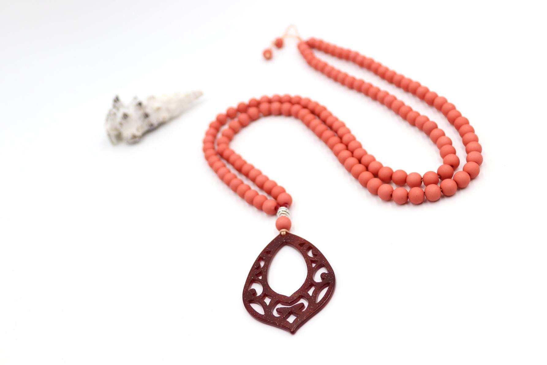 Kette Aus Acrylperlen in Dezentem Rot Und Acryl - Anhänger von schmuecklichShop