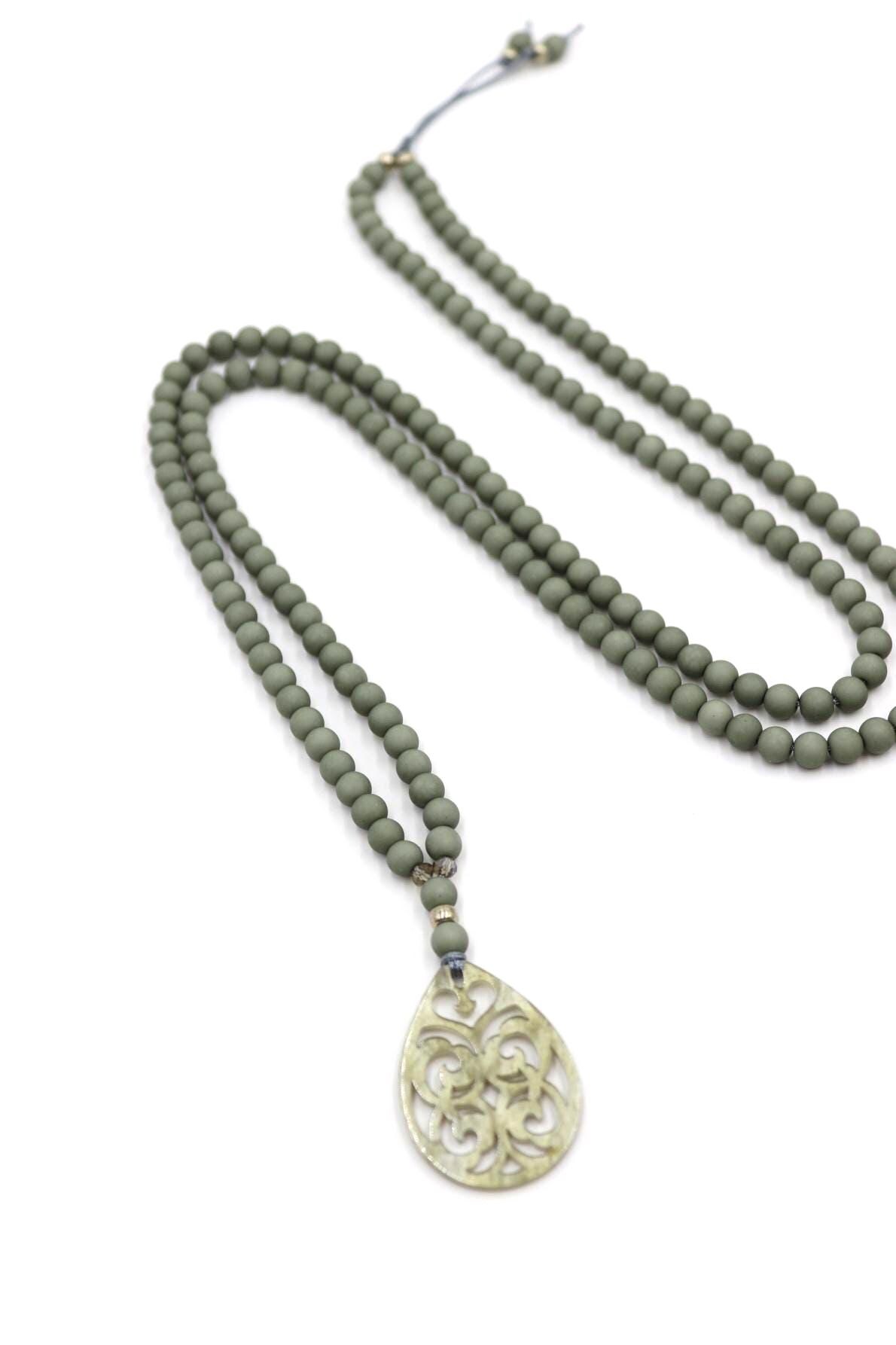 Kette Aus Acrylperlen in Grüngrau Und Acryl - Anhänger von schmuecklichShop