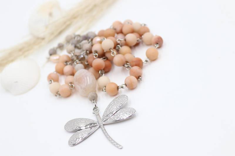 Lange Gliederkette Aus Natursteinen, Perlen, Glas Und Libelle von schmuecklichShop