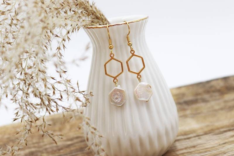 Ohrhänger Hexagon in Goldfarben Mit Perlmutt von schmuecklichShop