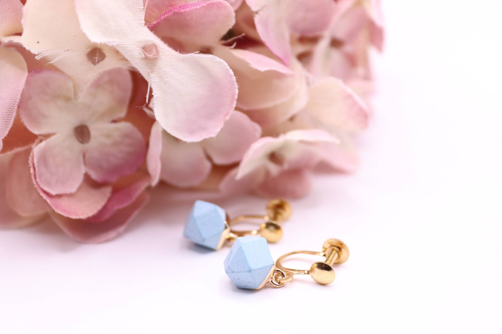 Ohrschrauben, Vergoldet Mit Naturstein - Hexagon in Babyblau von schmuecklichShop