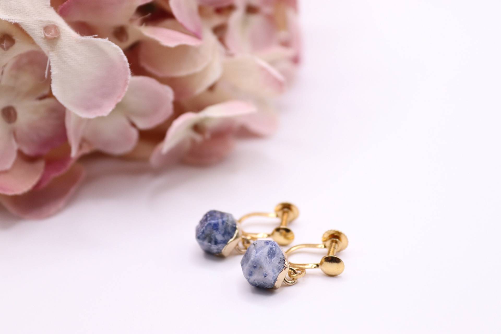 Ohrschrauben, Vergoldet Mit Naturstein - Hexagon in Blau/Weiß von schmuecklichShop