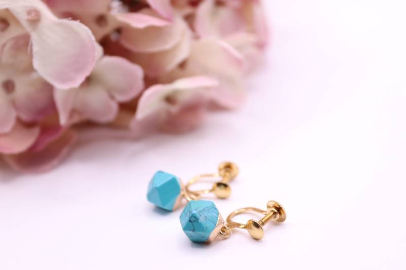 Ohrschrauben, Vergoldet Mit Naturstein - Hexagon in Türkis von schmuecklichShop