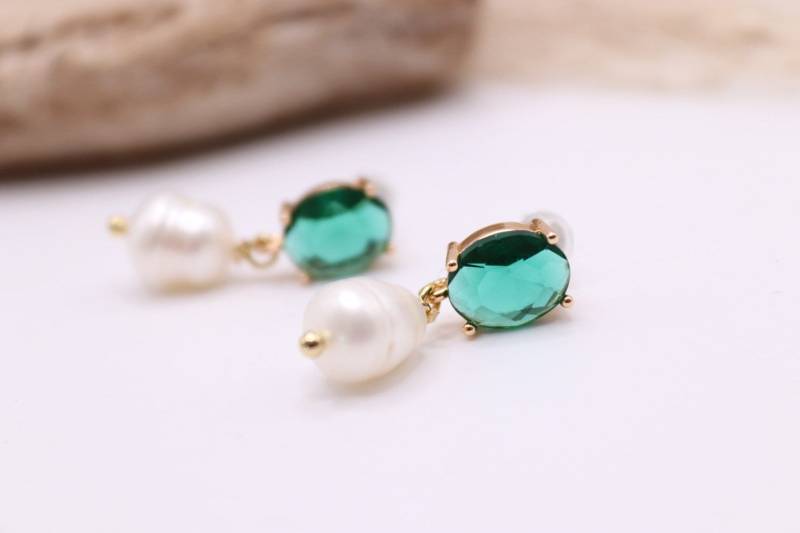 Ohrstecker Mit Oval Aus Kristallglas in Grün Und Süßwasserperle von schmuecklichShop