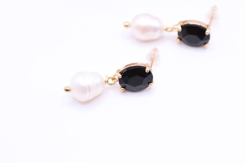 Ohrstecker Mit Oval Aus Kristallglas in Schwarz Und Süßwasserperle von schmuecklichShop