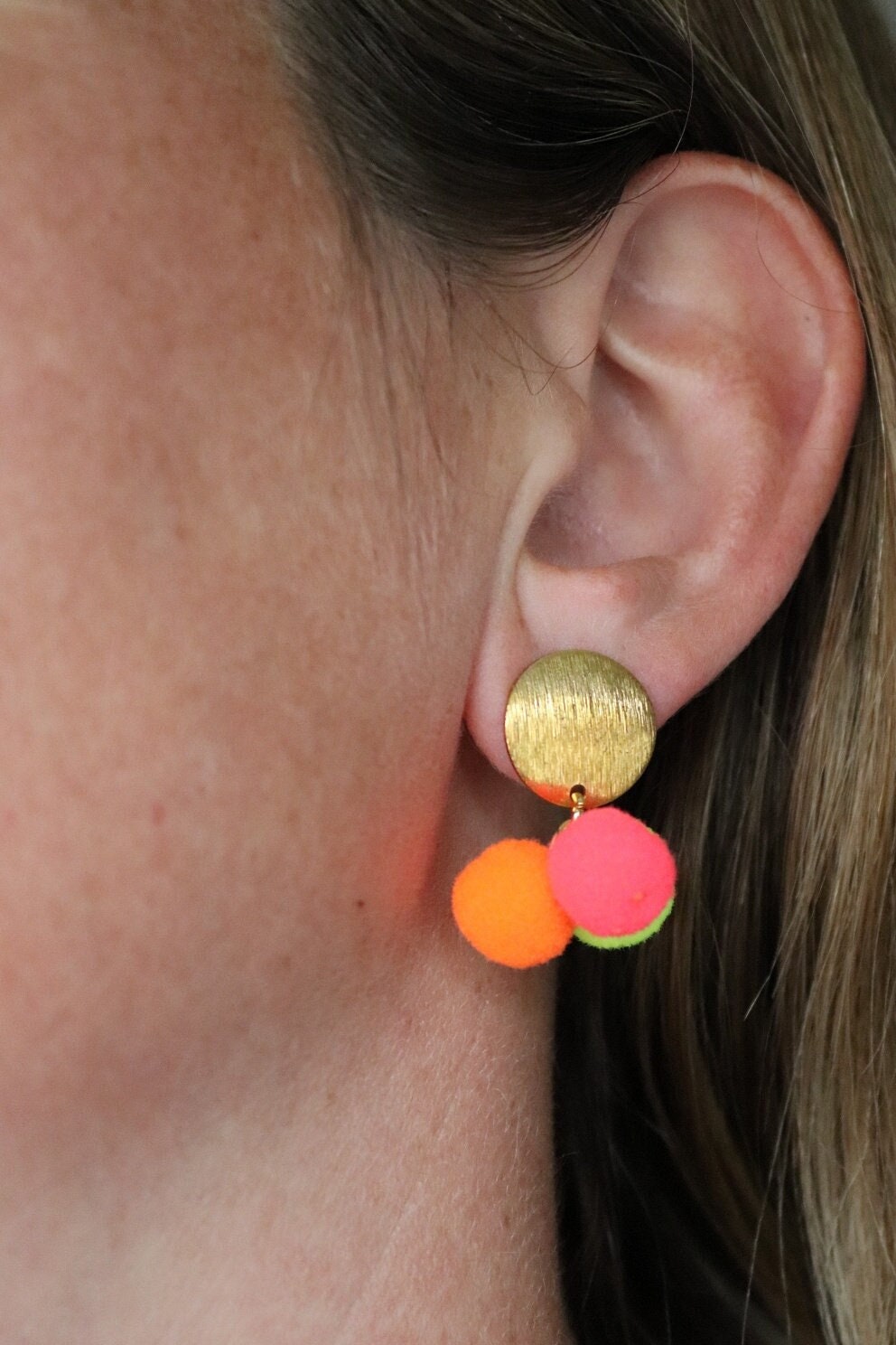 Ohrstecker Mit Pompoms in Neon von schmuecklichShop