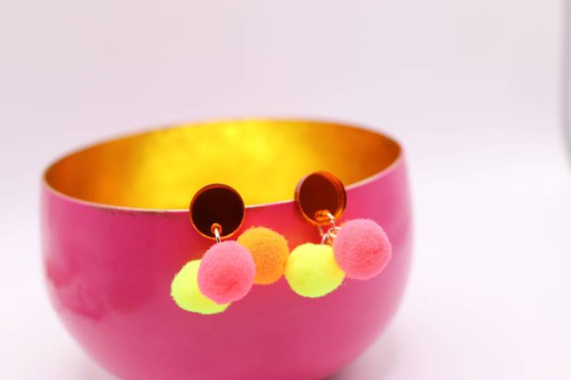 Orange Ohrstecker Mit Pompoms in Neon von schmuecklichShop