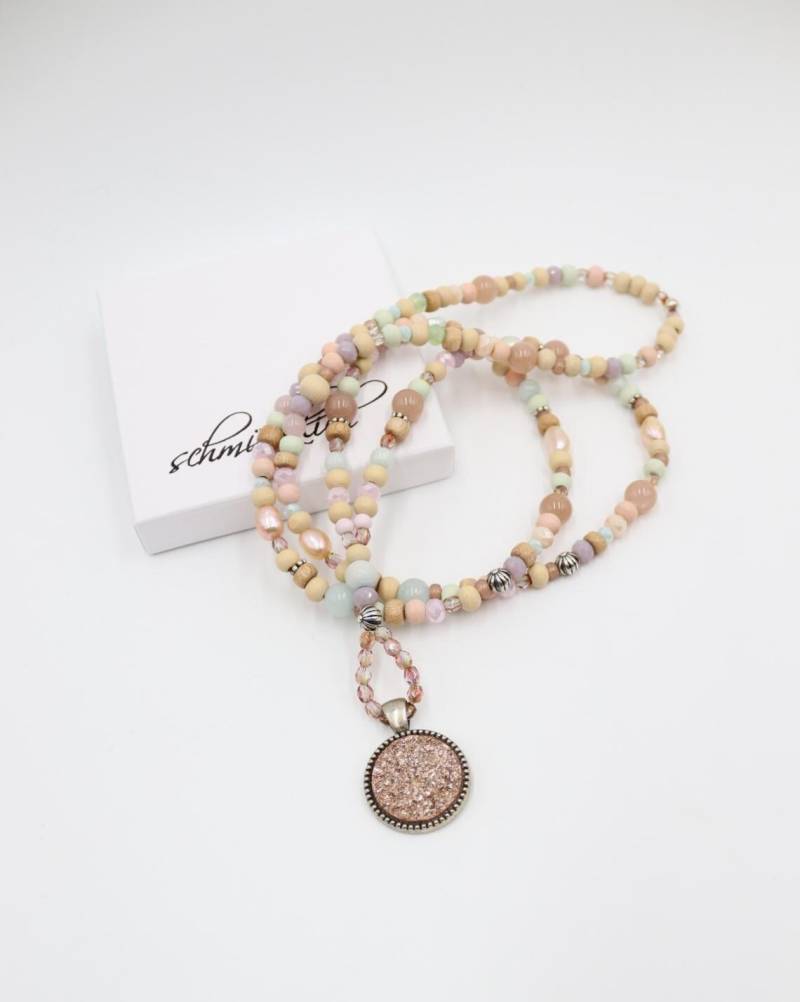 Unikat - Kette in Pastellen Farbtönen Aus Unterschiedlichen Perlen Mit Glitzerndem Anhänger von schmuecklichShop