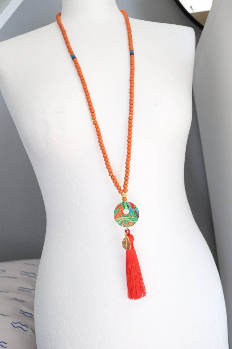 Unikat - Lange Kette in Orange Mit Acryl - Scheibe Und Quast von schmuecklichShop