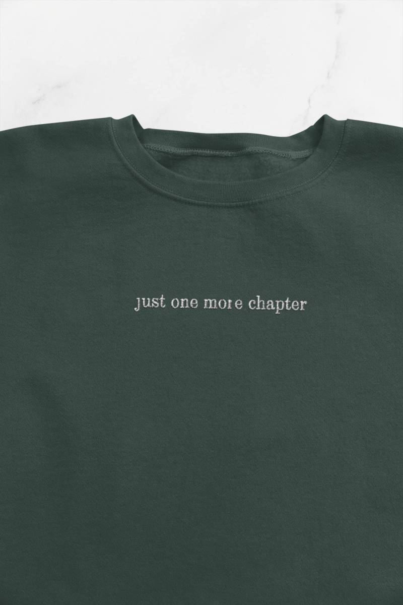 Besticktes Sweatshirt Just One More Chapter, Hochwertiger Pullover Für Bücherliebhaber, Lustiges Geschenk Leseratten, Freundin Besticktes Sweatshirt Just One More Chapter, Hochwertiger Pullover Für Bücherliebhaber, Lustiges Geschenk Leseratten, Freundin von schoenkram