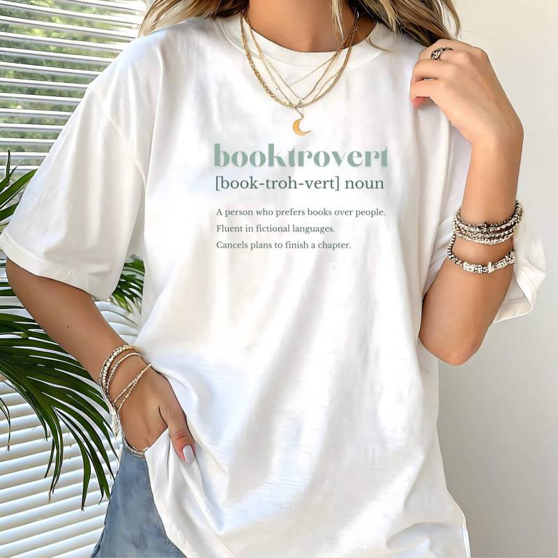 Booktrovert T-Shirt Bio Baumwolle, Hochwertiges Lustiges Shirt Für Bücherwürmer, Nachhaltiges Geschenk Leseratten, Bookstragram, Booktok Booktrovert T-Shirt Bio Baumwolle, Hochwertiges Lustiges Shirt Für Bücherwürmer, Nachhaltiges Geschenk Leseratten, Bookstragram, Booktok von schoenkram