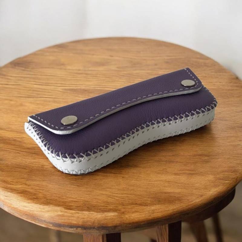 Brillenetui Aus Echtem Leder, Farbe Violett Und Weiß, Handgenäht, Geschenk von schoenundschoenes