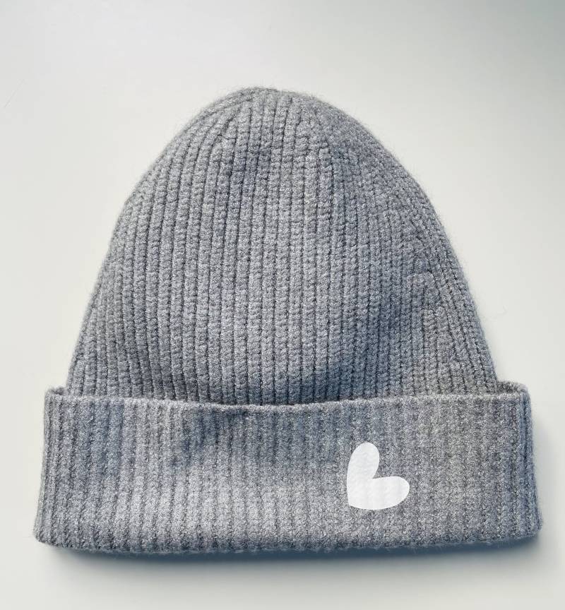 Beanie Herzchen Hellgrau Weiß Kuschelweiche Strickmütze Schuhzwang von schuhzwang