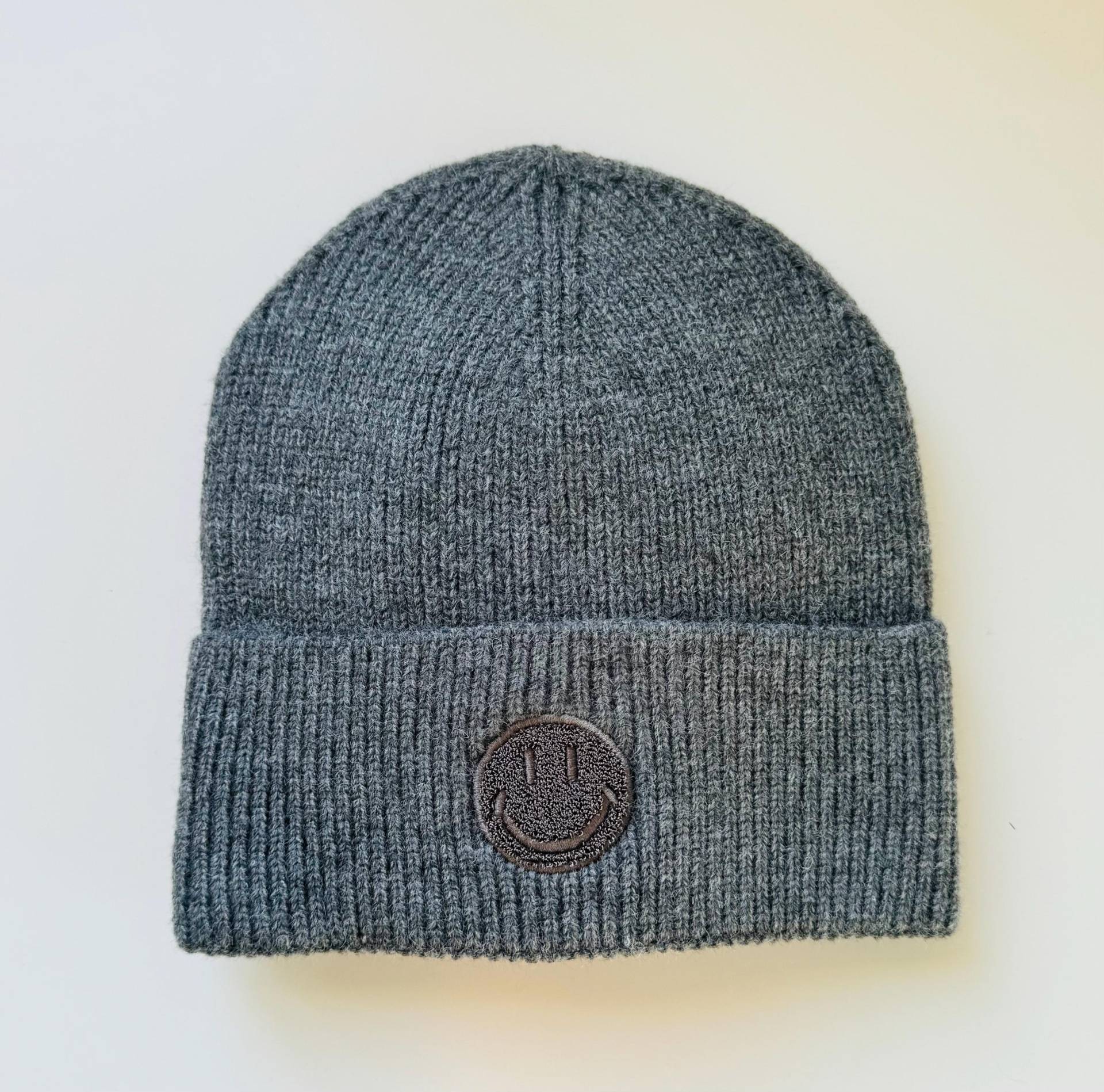 Beanie Smiley Kuschelweiche Strickmütze - Grau von schuhzwang