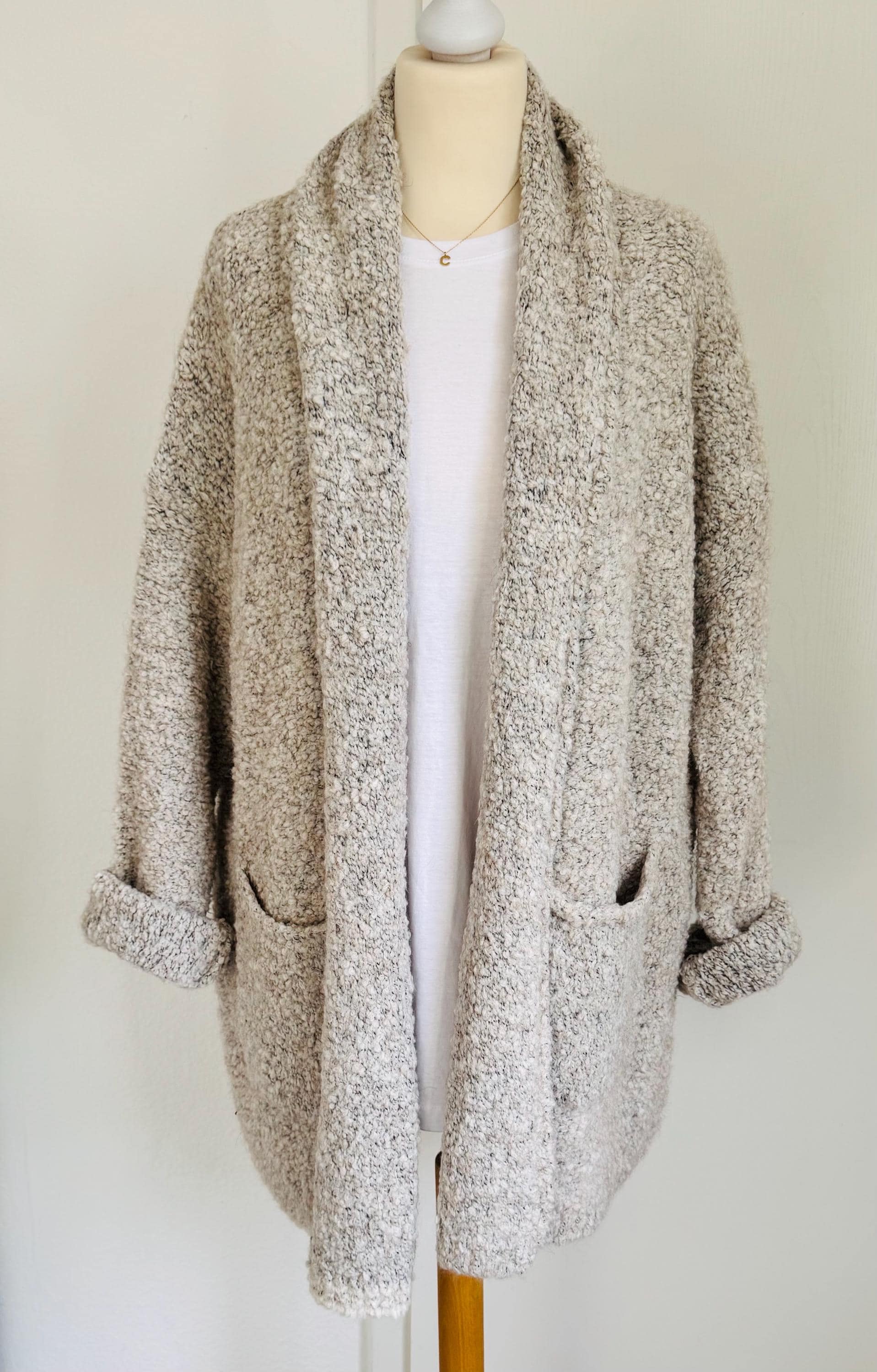 Bouclé Cardigan Mara - Sandbeige Schuhzwang von schuhzwang