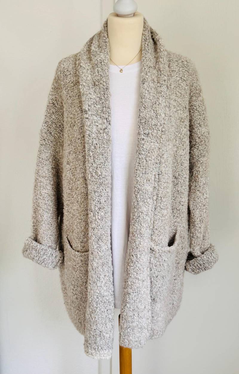 Bouclé Cardigan Mara - Sandbeige Schuhzwang von schuhzwang