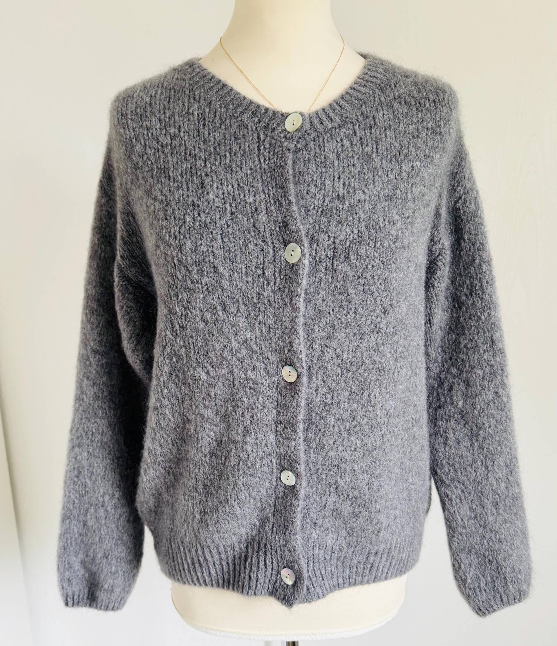 Cardigan Soft Cozy Mit Perluttknöpfen - Mittelgrau Schuhzwang von schuhzwang