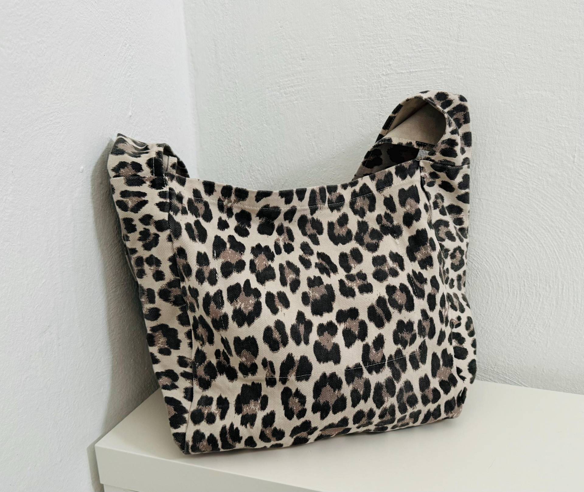 Crossbody Shopper Leo-Canvas - Leo-Beige Schuhzwang von schuhzwang