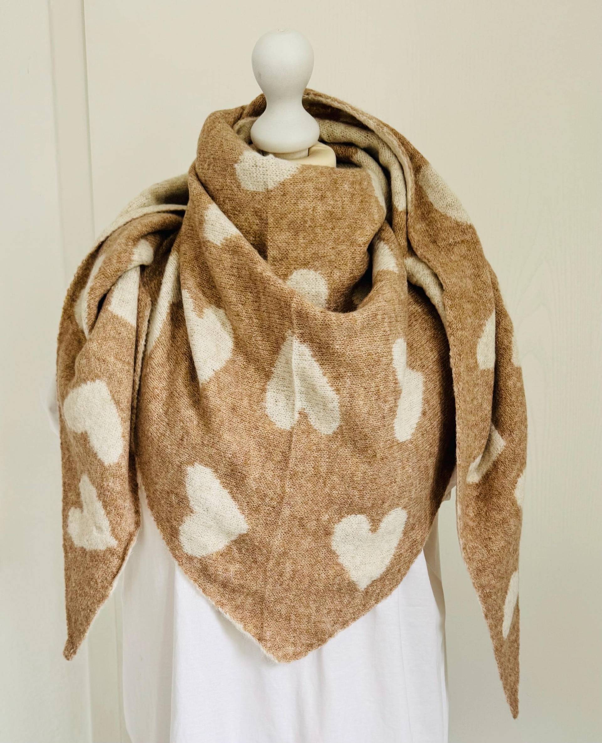 Dreieck Kuschel-Schal Hearts Allover - Beige/Lightcamel Schuhzwang von schuhzwang