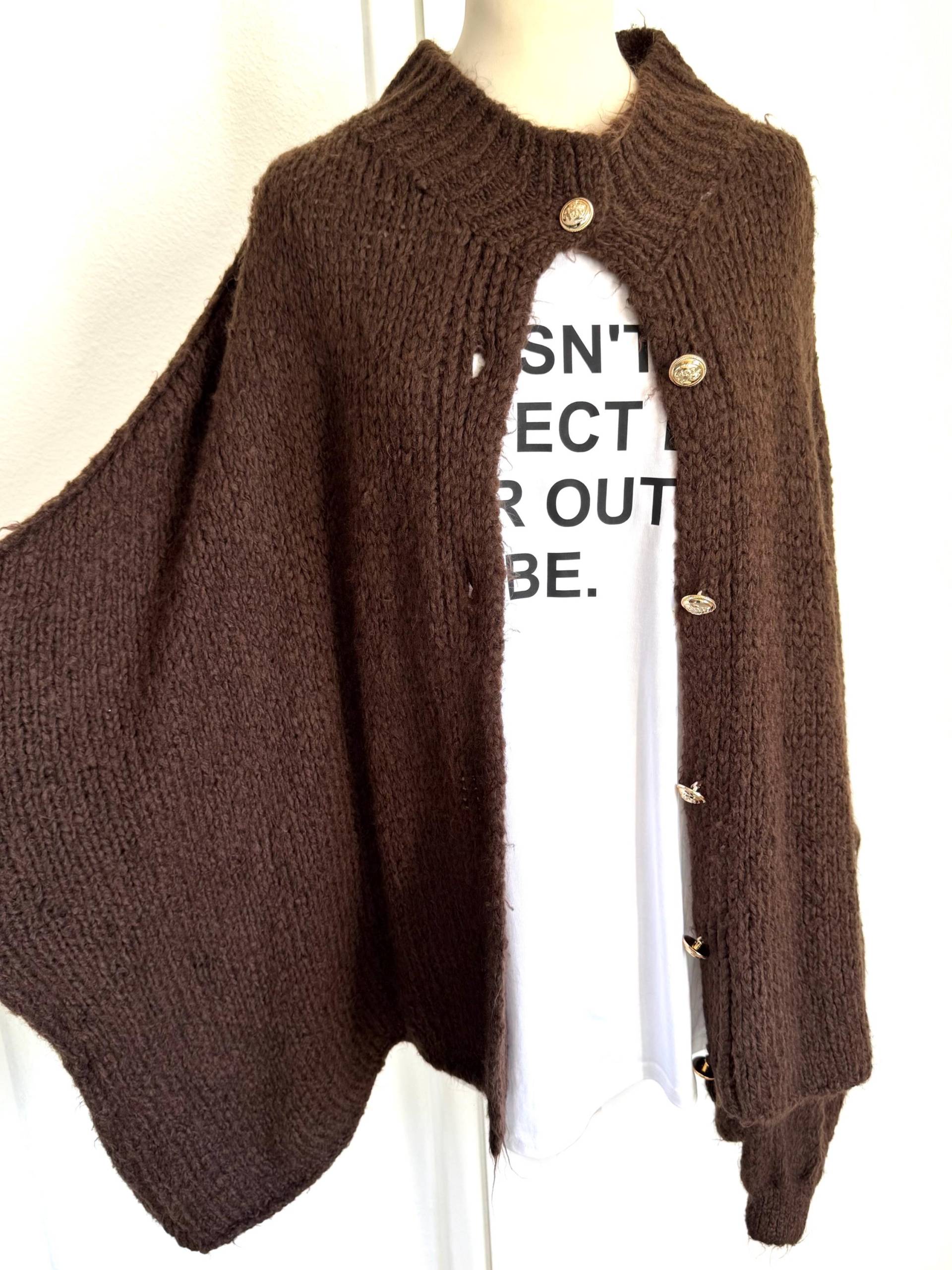 Flauschiger Oversized Cardigan Mit Golden Knöpfen - Chocolate Schuhzwang von schuhzwang