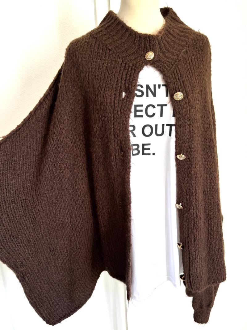 Flauschiger Oversized Cardigan Mit Golden Knöpfen - Chocolate Schuhzwang von schuhzwang