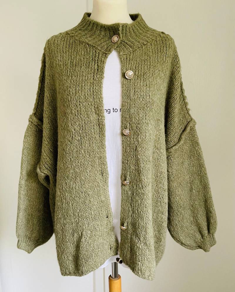 Flauschiger Oversized Cardigan Mit Golden Knöpfen - Matcha Schuhzwang von schuhzwang