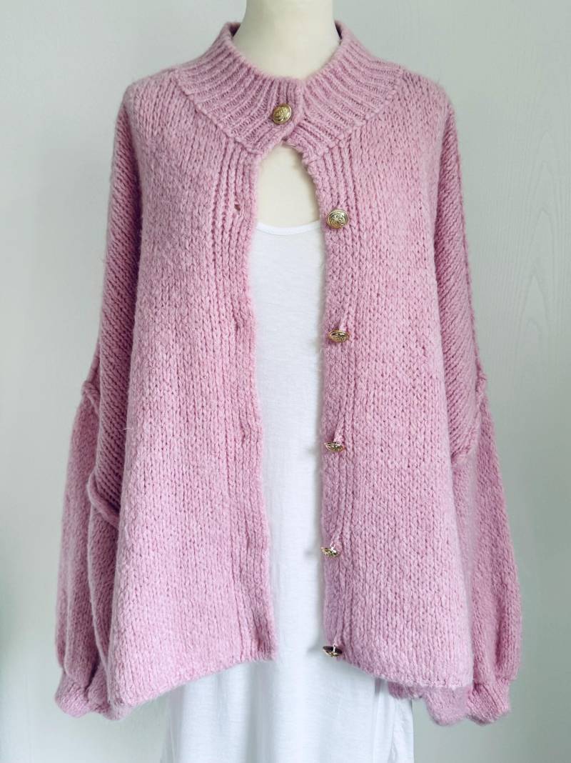 Flauschiger Oversized Cardigan Mit Golden Knöpfen - Rosé Schuhzwang von schuhzwang
