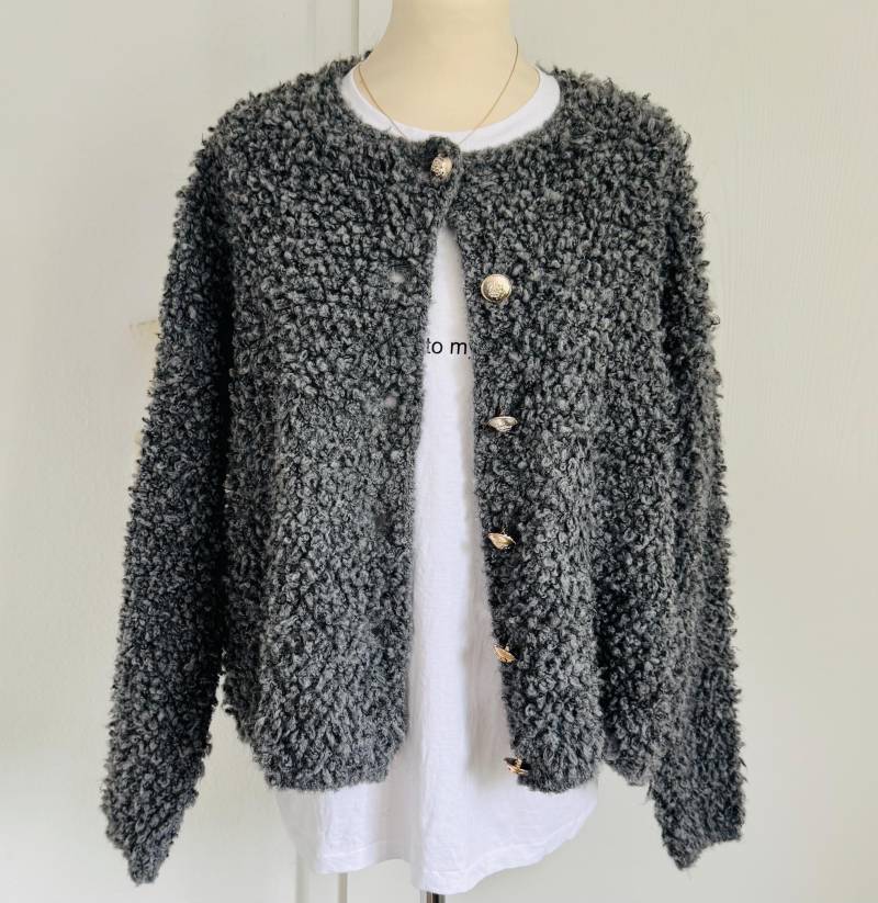 Fluffy Bouclé Cardigan Mit Golden Knöpfen - Grau Schuhzwang von schuhzwang