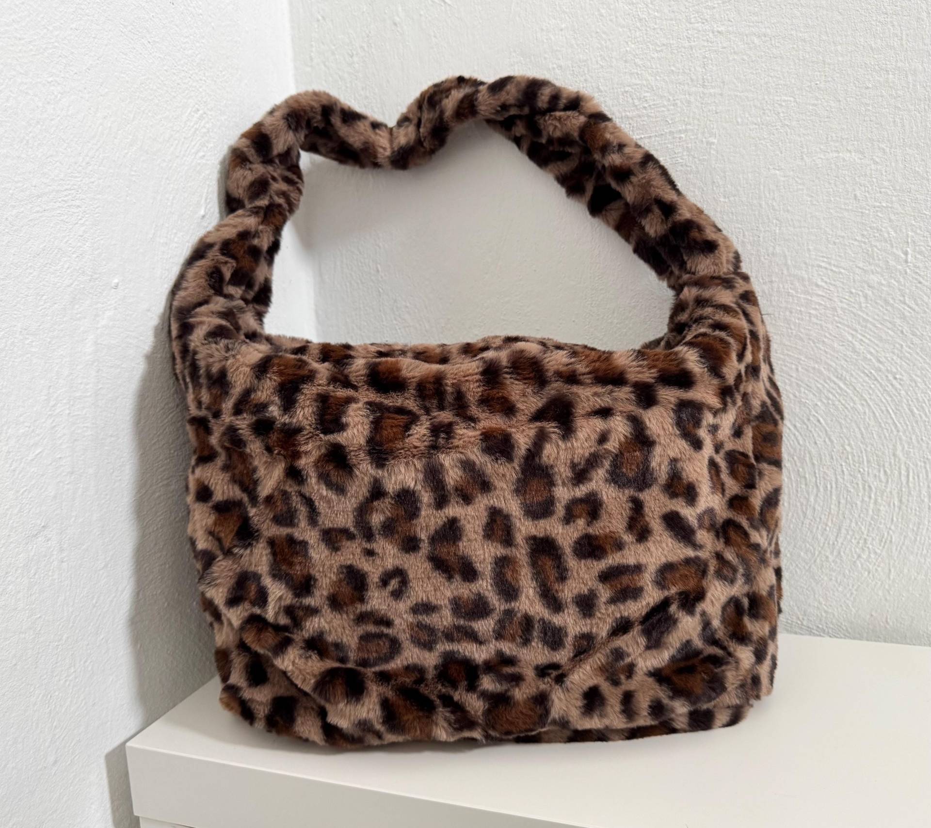 Loop Bag Aus Leo-Plüsch - Leo-Taupe Schuhzwang von schuhzwang