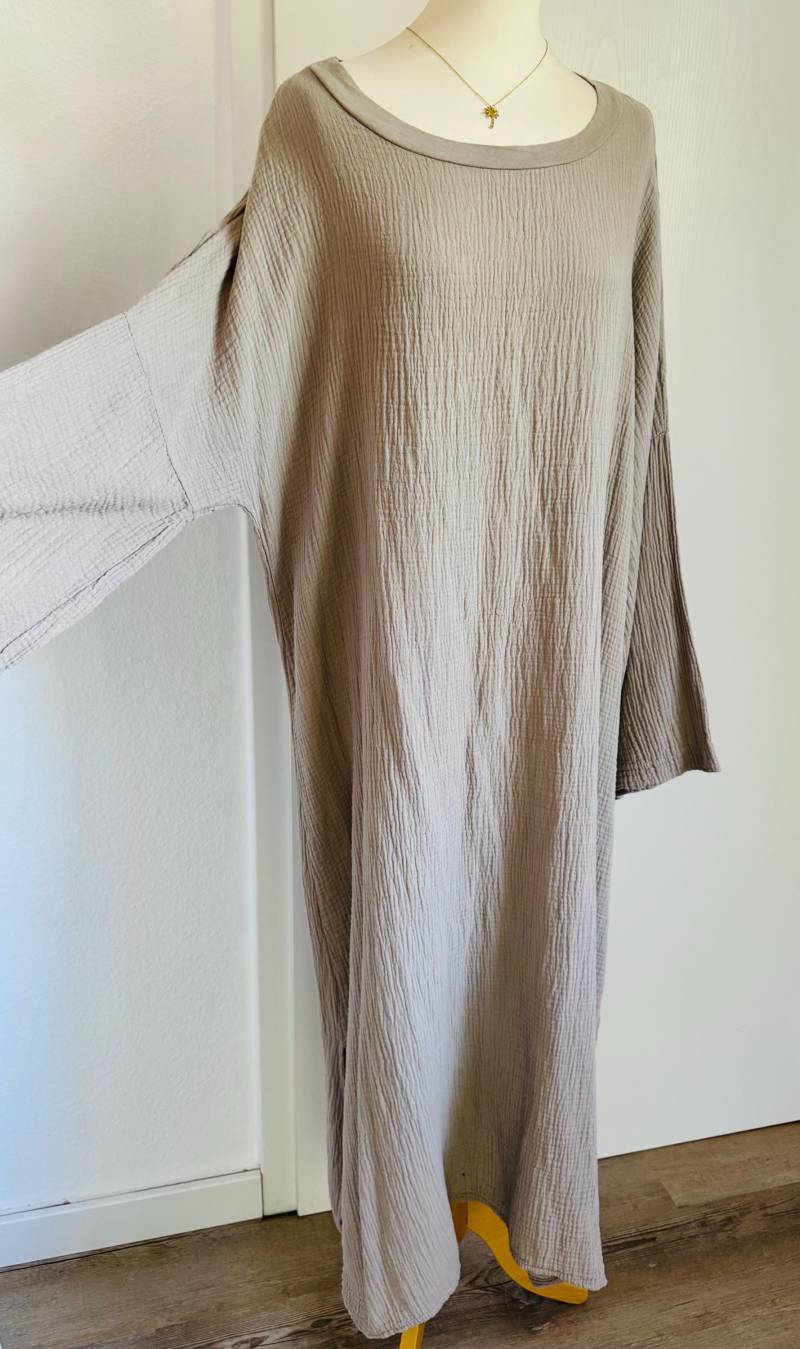 Maxi-Musselinkleid Cozy Langarm - Lighttaupe Schuhzwang von schuhzwang