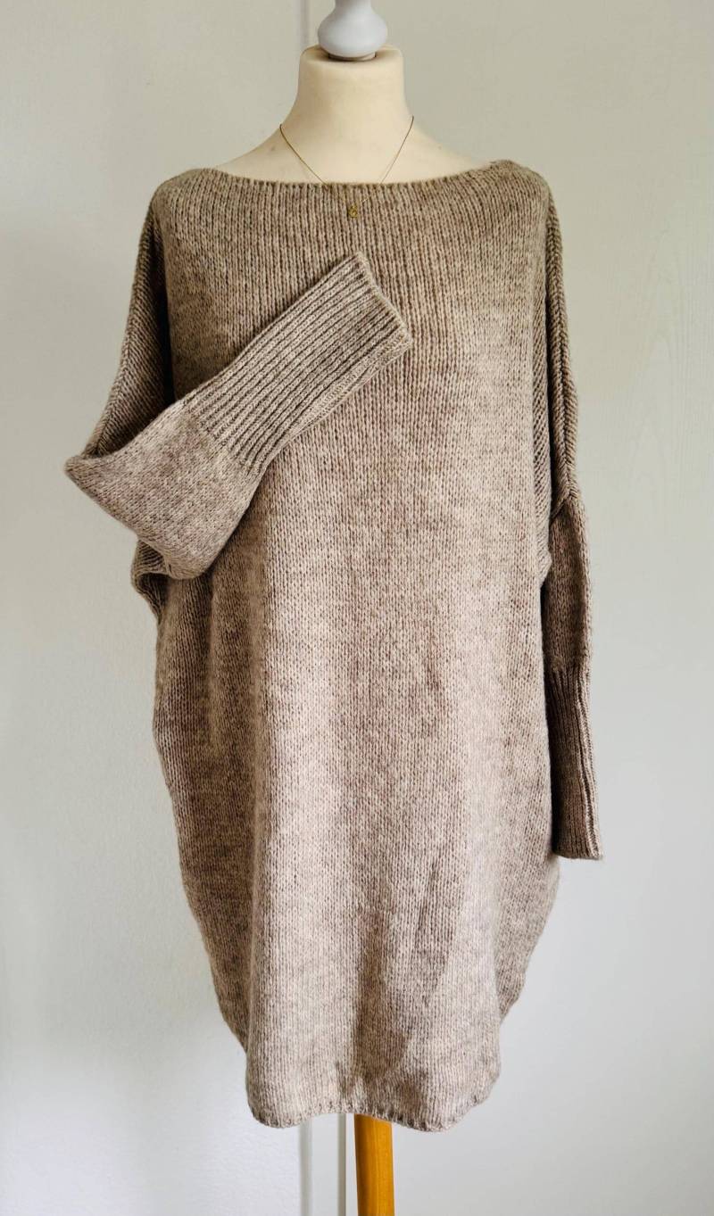 Oversized Langer Strickpullover/-Kleid Cindra Dress - Beige Schuhzwang von schuhzwang