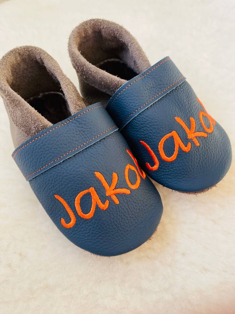 Lederkrabbelpuschen Mit Aufgesticktem Namen Aus Nappaleder; Krabbelpuschen; Babyschuhe; Lederpuschen; Babypuschen von schuys