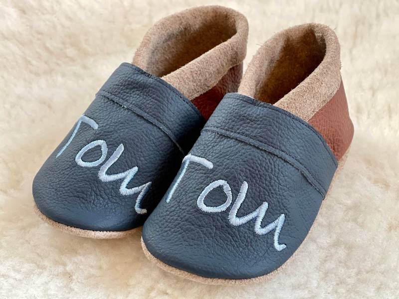 Lederkrabbelpuschen Mit Aufgesticktem Namen Aus Nappaleder; Krabbelpuschen; Babyschuhe; Lederpuschen; Babypuschen von schuys