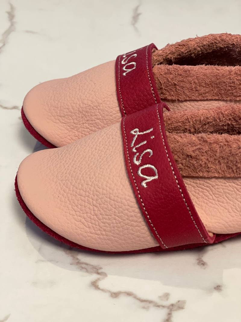 Lederkrabbelpuschen Mit Aufgesticktem Namen Aus Nappaleder; Krabbelpuschen; Babyschuhe; Lederpuschen; Babypuschen von schuys