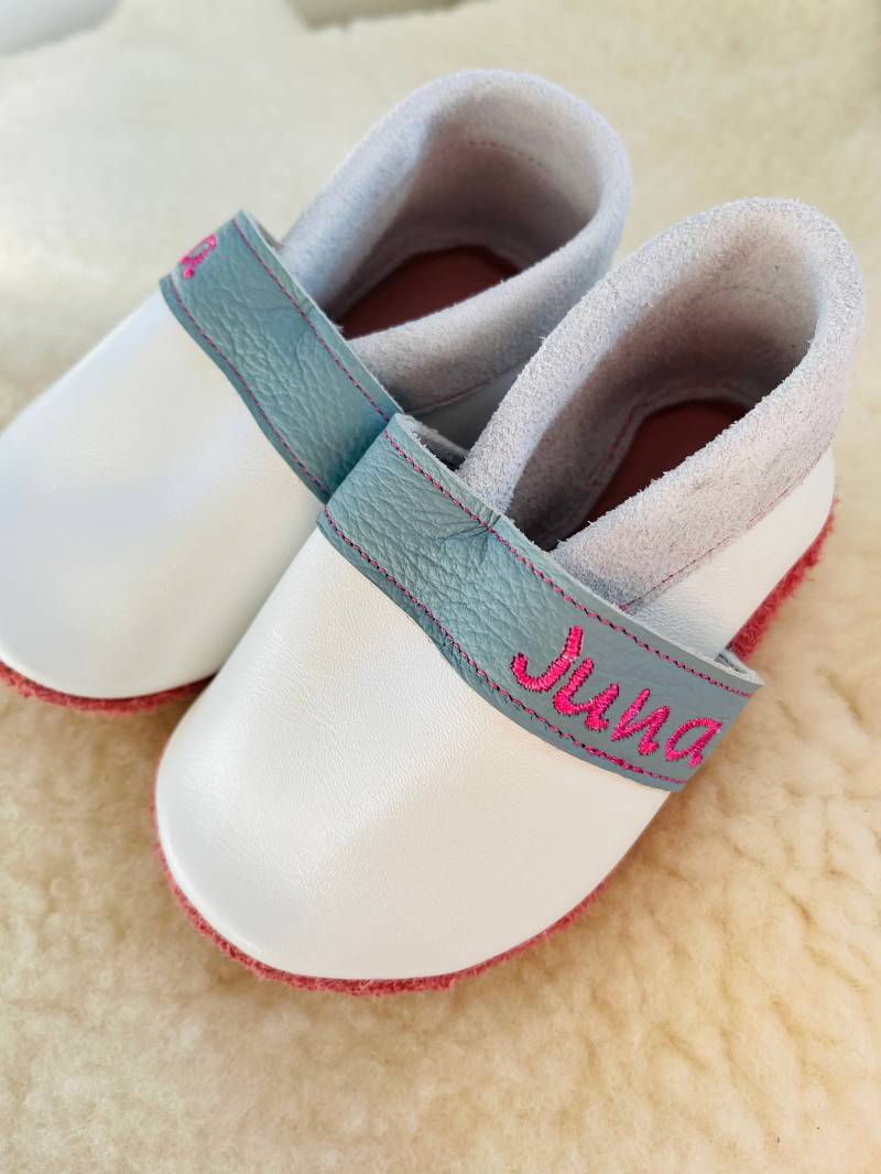Lederkrabbelpuschen Mit Aufgesticktem Namen Aus Nappaleder; Krabbelpuschen; Babyschuhe; Lederpuschen; Babypuschen Lederkrabbelpuschen Mit Aufgesticktem Namen Aus Nappaleder; Krabbelpuschen; Babyschuhe; Lederpuschen; Babypuschen von schuys