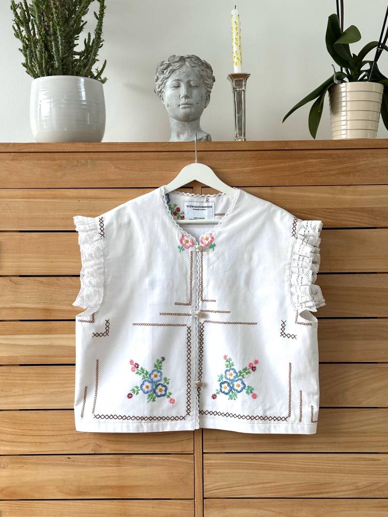 Größe L/xl "La Vie Est Belle" Weste | Handgefertigt Aus Vintage-Tischdecke Unikat Mit Stickerei & Spitze Blümchen Französisch Boho von schwarzfarbweiss