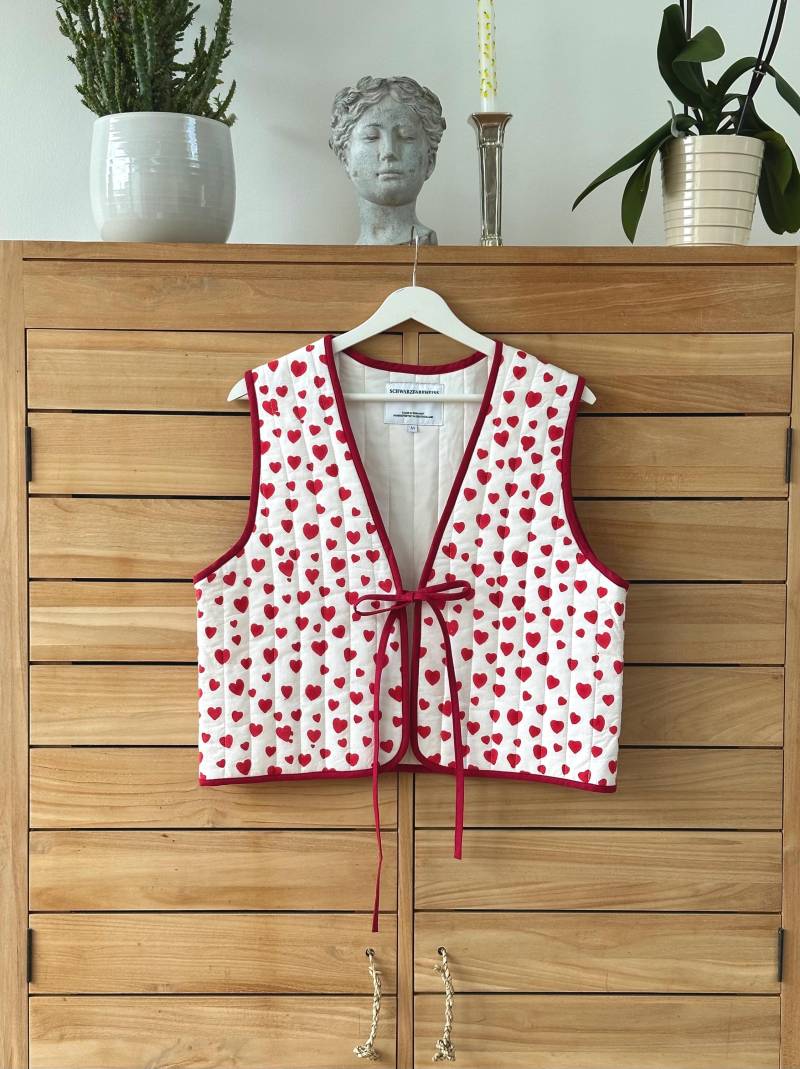 Größe S Und M "Loveletter Weste" | Handgefertigt Unikat Mit Print Steppweste Ärmellos Baumwoll Quilted Weste von schwarzfarbweiss