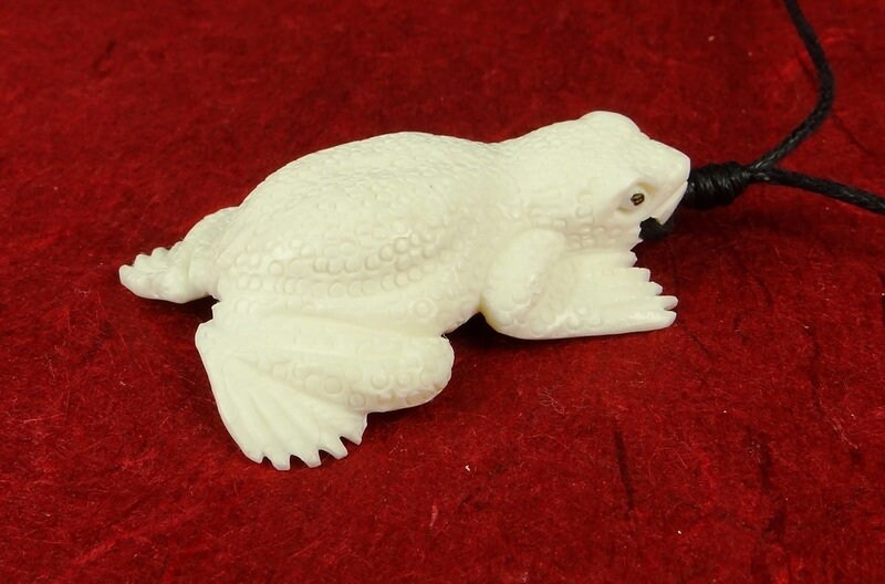 Frosch Kröte Anhänger Aus Knochen Geschnitzt - Sehr Feine Handarbeit Tiere Des Übergangs Und Symbol Für Wandlung Frosch Kröte Anhänger Aus Knochen Geschnitzt - Sehr Feine Handarbeit Tiere Des Übergangs Und Symbol Für Wandlung von schwingungsreich