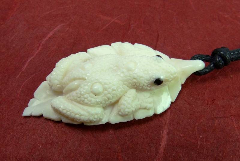 Knochen Anhänger Frosch/Kröte Auf Blatt "Symbol Der Wandlung" Anhänger Perle Aus Wasserbüffelknochen ~ Handarbeit Knochen Anhänger Frosch/Kröte Auf Blatt "Symbol Der Wandlung" Anhänger Perle Aus Wasserbüffelknochen ~ Handarbeit von schwingungsreich