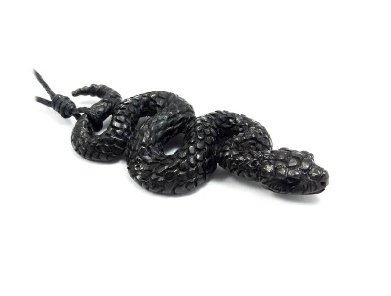 Schlange Amulett Anhänger Aus Horn Von Hand Geschnitzt - Filigran Gearbeiteter Hornschmuck von schwingungsreich