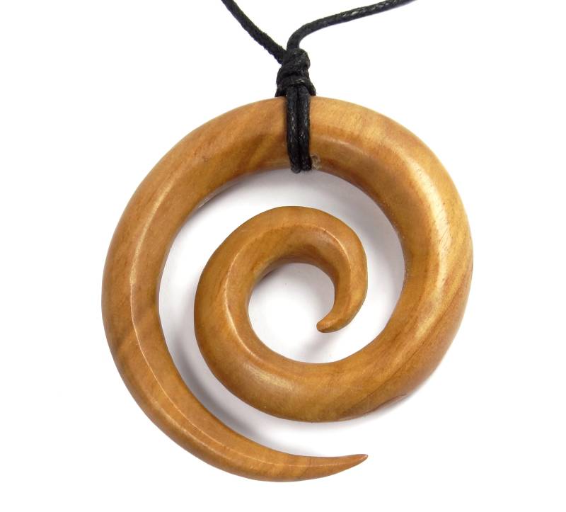 Spirale - Anhänger Aus Holz Im Xl-Format | Hellbraunes Holz An Schwarzem Textilband ~ Handarbeit von schwingungsreich