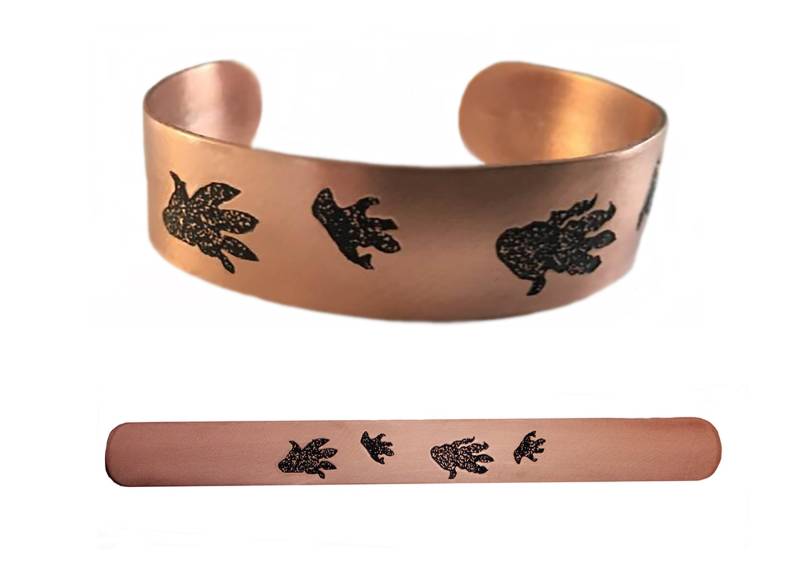 Chirotherium Fossil Trackway Design Etched Kupfer 5/8 Zoll Manschette Armband Chirotherium Fossil Trackway Design Etched Kupfer 5/8 Zoll Manschette Armband von scientifiques