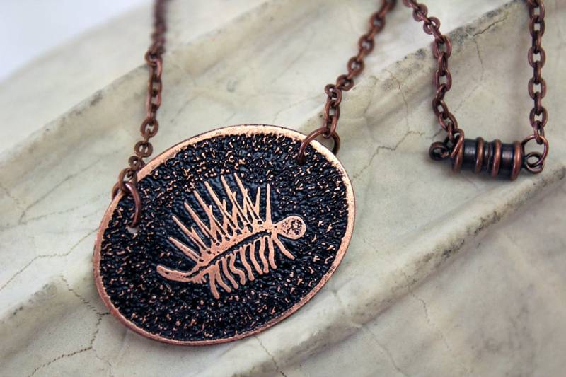 Geätzte Kupfer Burgess Shale Hallucigenia Design Anhänger Halskette von scientifiques