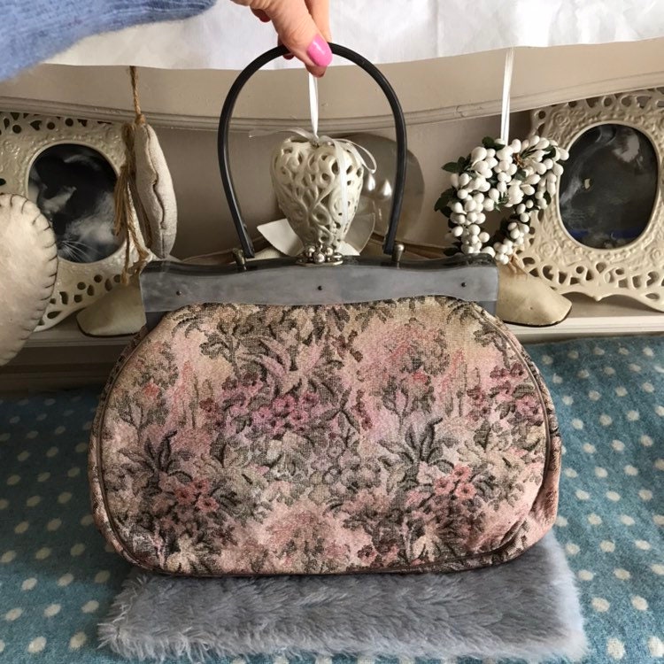 50Er Jahre Rosa Gobelin Tasche Mit Lucite Grauem Rahmen 50Er Jahre Rosa Gobelin Tasche Mit Lucite Grauem Rahmen von scrabblefrocks
