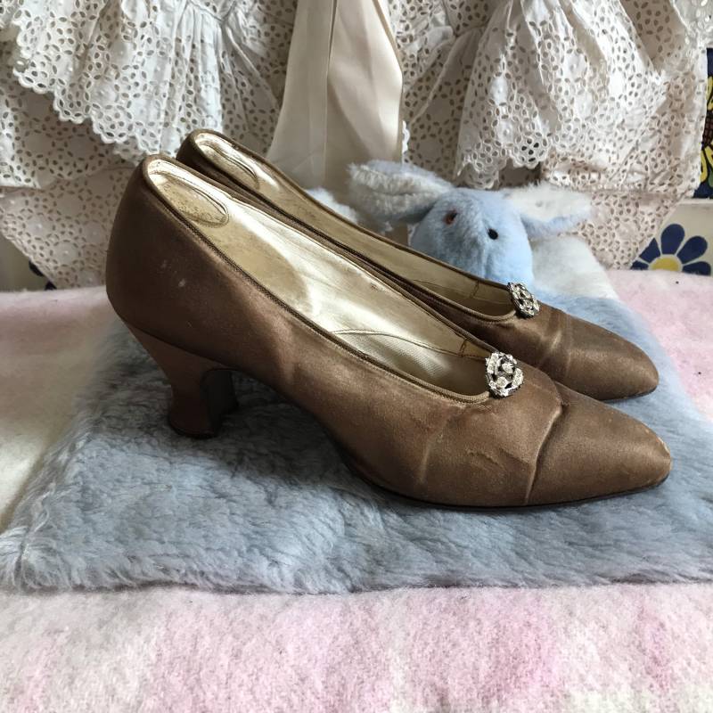 Antike Braune Seide Und Leder Edwardian Schuhe. Um 1900. Schnallen in Strass von scrabblefrocks