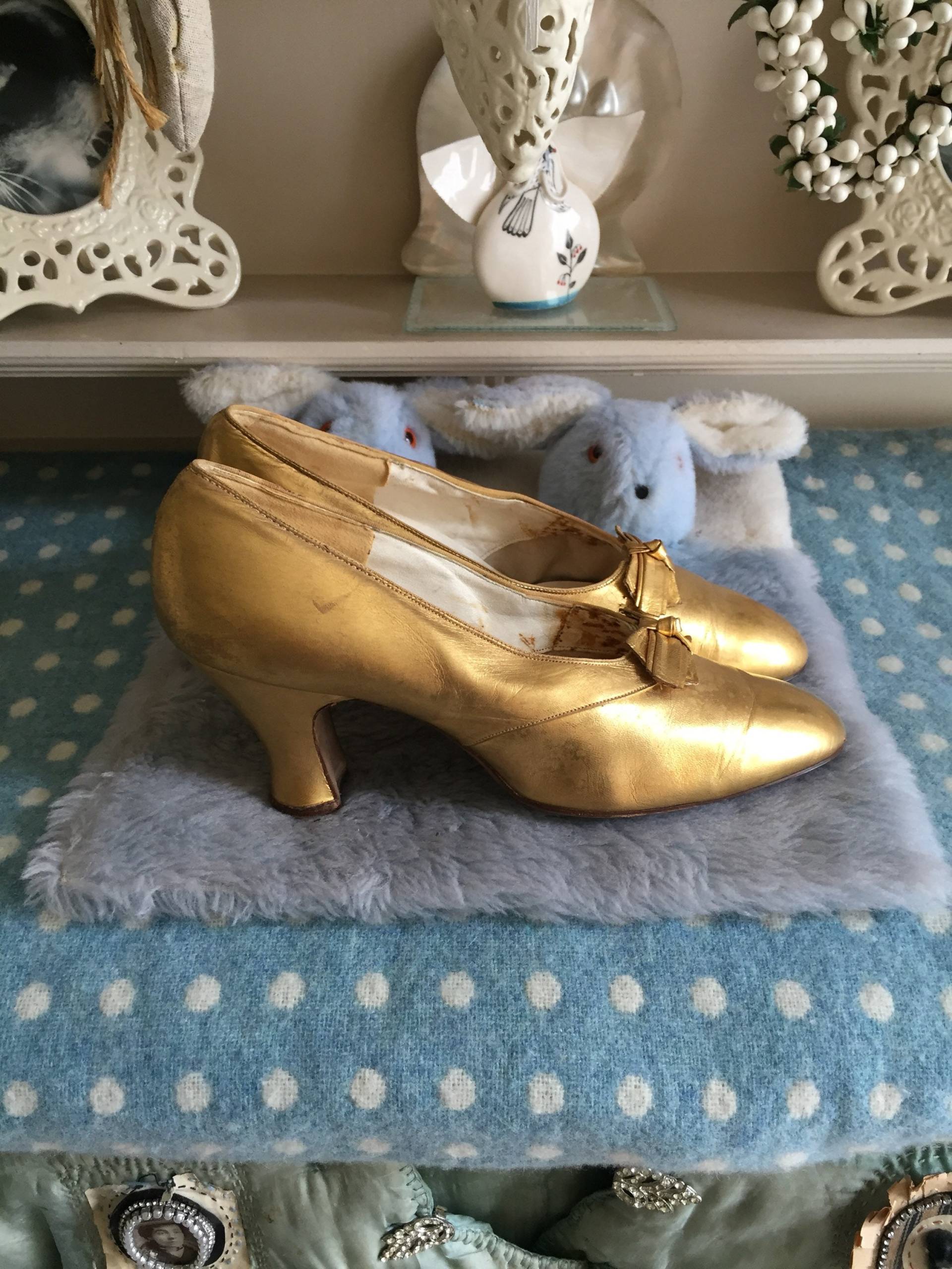 Antike Edwardian Goldene Abendschuhe Aus Ziegenleder Mit Schleifen. Museumsqualität Um 1910 Antike Edwardian Goldene Abendschuhe Aus Ziegenleder Mit Schleifen. Museumsqualität Um 1910 von scrabblefrocks