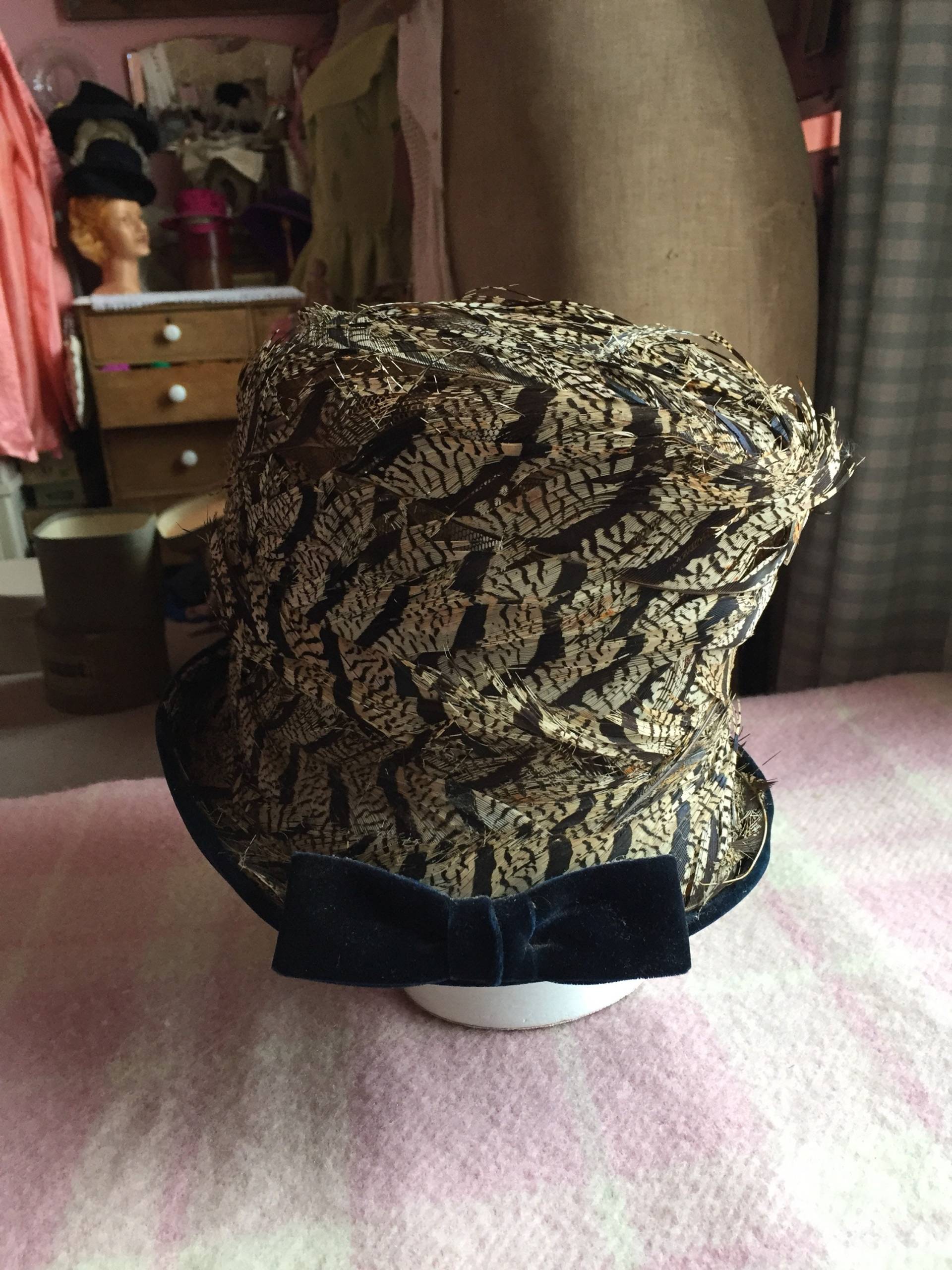 Außergewöhnlicher Antiker 20Er Jahre Feder Cloche Hut Mit Dunkelblauer Samtkrempe Und Schleife Von Marshall & Snellgrove Außergewöhnlicher Antiker 20Er Jahre Feder Cloche Hut Mit Dunkelblauer Samtkrempe Und Schleife Von Marshall & Snellgrove von scrabblefrocks